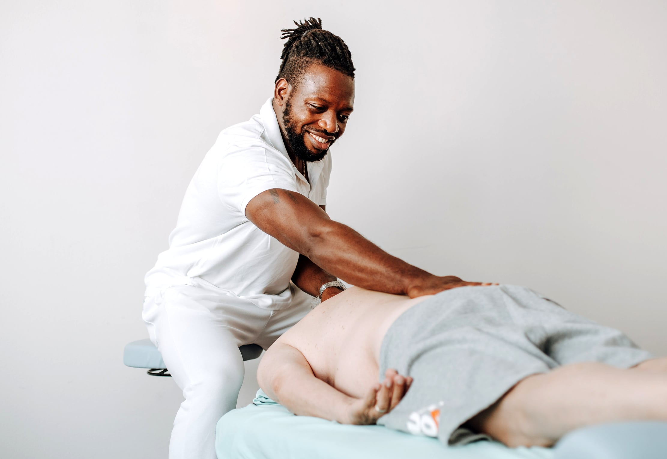 Physiotherapeut mit Patient bei der Osteopathie