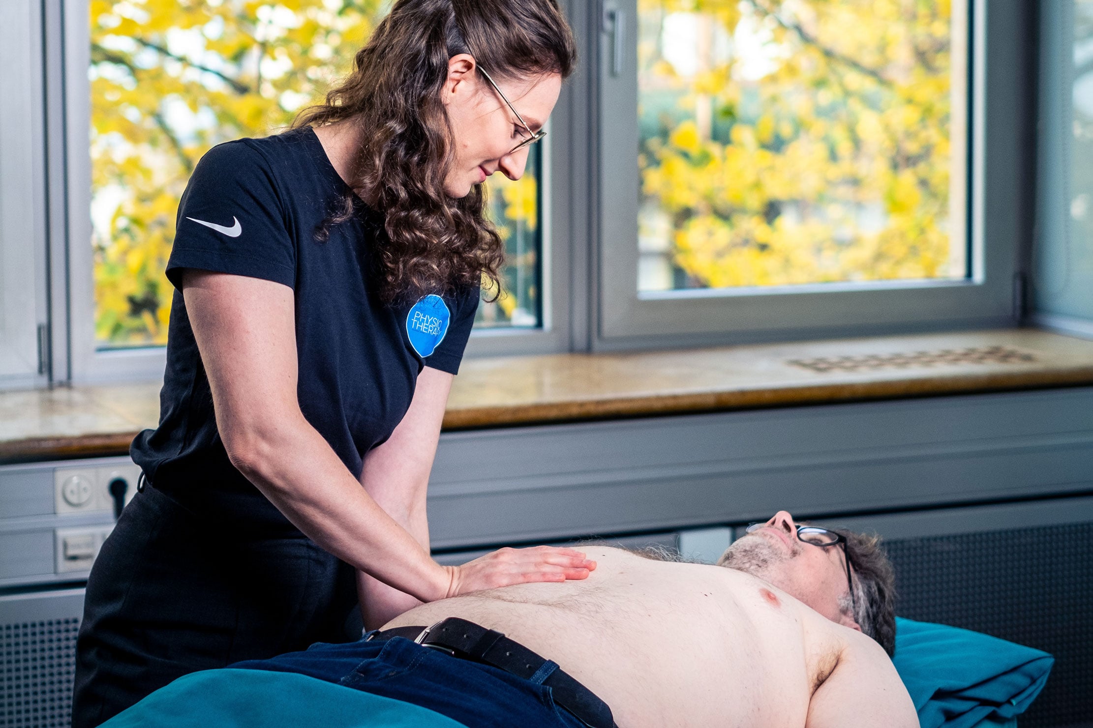 Physiotherapeutin mit Patient bei der Manuellen Lymphdrainage