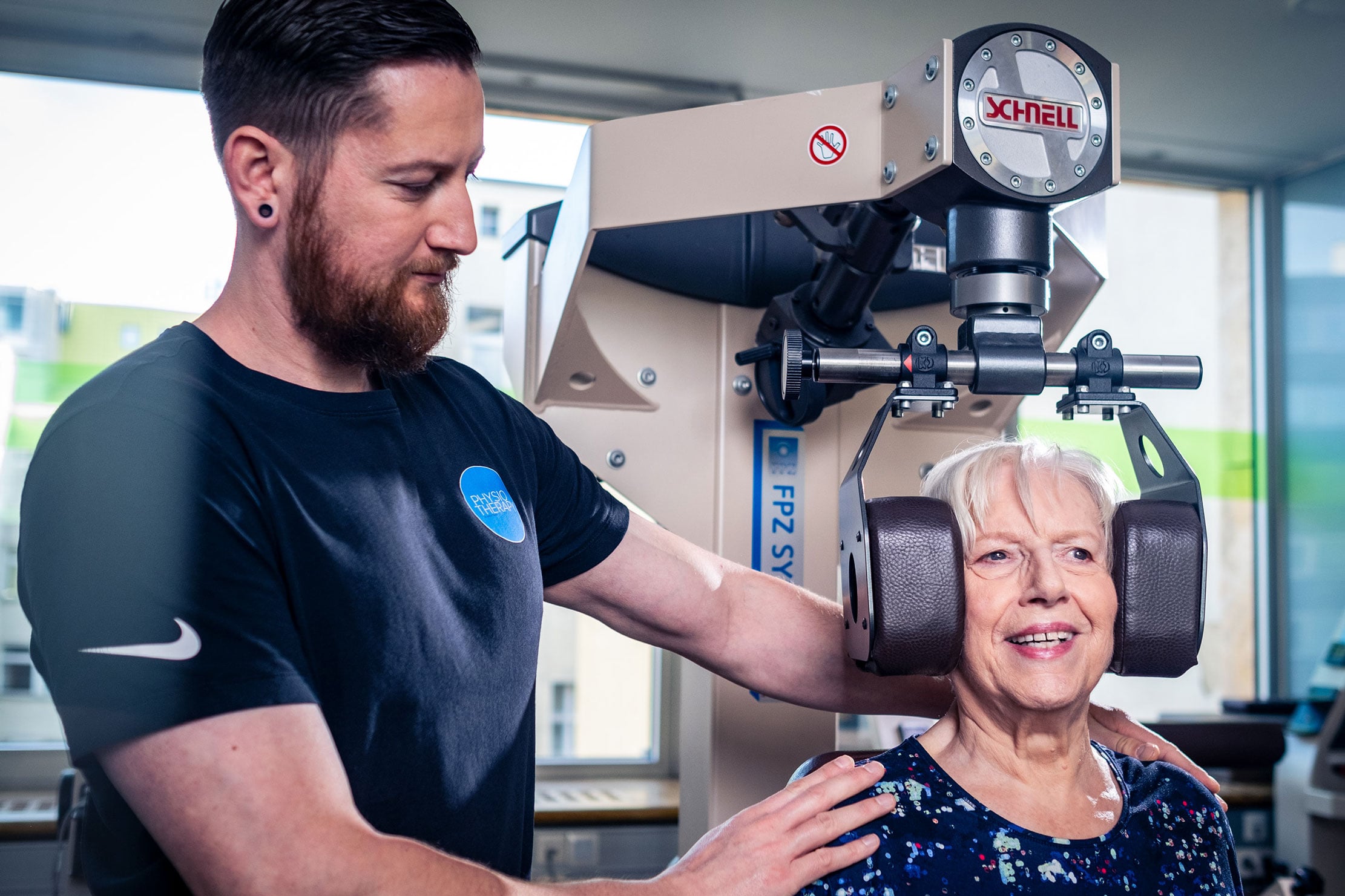 Patientin und Physiotherapeut bei der Rückenschmerztherapie